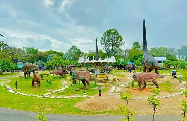Animatronic Dinosaur Exhibits.jpeg