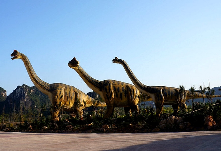 animatronic dinosaur in themepark.jpeg
