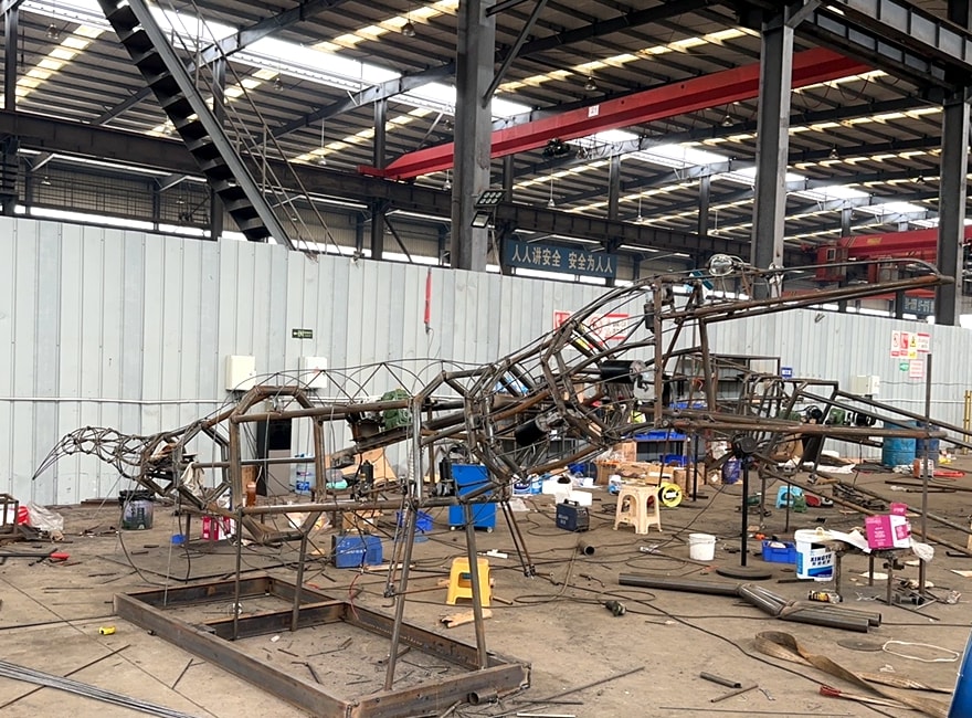 Weld the skeleton of the dinosaur using steel materials.JPG